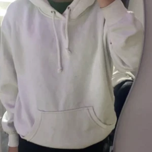 Vit hoodie  - Fin vit hoodie i strl xs men passar både s och m också💕