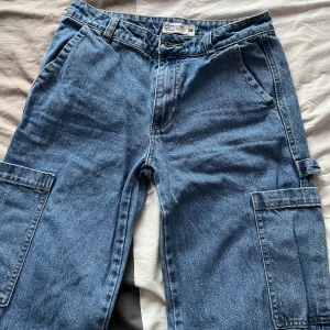 Denim byxor med fickor - Dem är sällan använda och passar inte mig tyvärr längre. Jeansen har två fickor fram och bak och en ficka på varsin sida av låren och är lågmidjade!