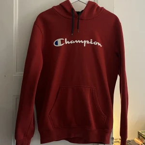 Retro Champion Röd Hoodie - En retro klassisk Champion hoodie med loggan på framsidan och blått i luvan. Superbra skick! Tjockt och härligt material 💘