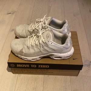 Nike air Max Terrascape plus - Köpta i augusti(2022) på footlocker i butik. Skick 8/10, knappt använda. Nypris 2049kr, kvitto finns. Storlek 45 och box ingår i köpet, även ett par extra skosnören som är oanvända ingår.