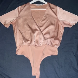 Fest tröja - Fin och festlig tröja från NA-KD  Knappt använd i stolek 38 