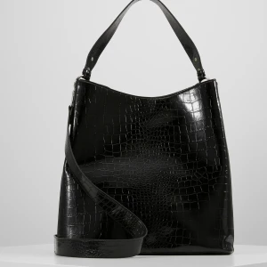 Svart väska Beck Söndergaard - Så fin väska från Beck Söndergaard! Perfekt till jobb/skola. Får plats med dator och andra nödvändigheter 🤍Sparsamt använd så jättefint skick! Köpt för ett år sedan ungefär. Nypris 999:-