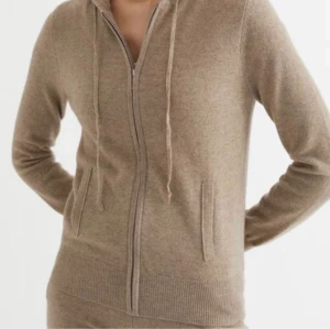 Soft Goat Zip Hoodie - Superfin eftertraktad beige softgoat zipup i storlek s! Den är 100% kashmir. Superbra skick och nej jag kan inte gå ner i pris på just denna 💕