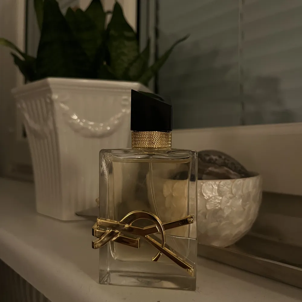 Inprinsip helt ny flaska av den populära parfymen Yves Saint Laurent Libre. Flaskan innehöll 50 ml vid köp. Nypris 50 ml runt 1100kr. Öppen för prisförslag.. Accessoarer.