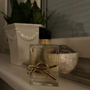 Inprinsip helt ny flaska av den populära parfymen Yves Saint Laurent Libre. Flaskan innehöll 50 ml vid köp. Nypris 50 ml runt 1100kr. Öppen för prisförslag.