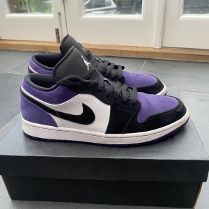 Jordan 1 court purple low. - Snygga jordan 1s court purple low som är köpta från stockx. Mycket bra skick (endast creasade) i storlek 45. Går just nu för runt 400-500 dollar på stockx. I storlek 45 och passar perfekt. Mer information är det bara att skicka ett meddelande. T.ex pris.