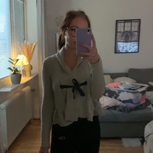 Oddmolly kofta - Otroligt fin oddmolly kofta med volanger nertill, använd enstaka gånger men har fortfarande mycket kvar att ge. Den är i stl 0