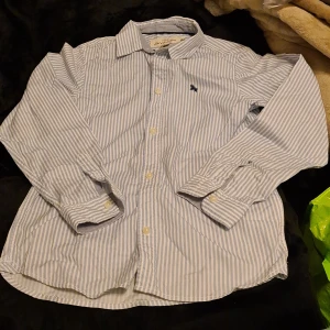 Skjorta randig vit/blå - Skjorta i fint skick som ny stl 140