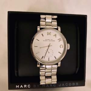 Säljer min fina silver klocka från marc Jacobs! Använd fåtal gånger jättefint skick. Kommer med låda och grejerna man kan göra klockan störe! 