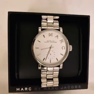 Säljer min fina silver klocka från marc Jacobs! Använd fåtal gånger jättefint skick. Kommer med låda och grejerna man kan göra klockan störe! 