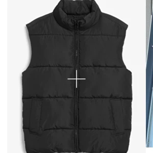 Väst monki - Super snygg svart väst från monki i väldigt bra skick. Köpte för 400kr men säljer för 200 + frakt pris kan diskuteras. Passar både tjej o kille. Storlek XS, sitter lite oversized