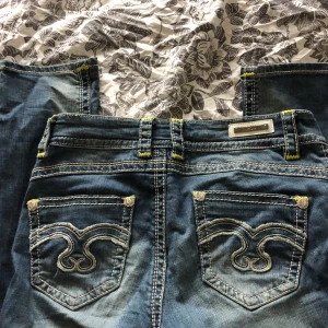 Jeans  - Säljer dessa jättecoola jeans som är köpta i Berlin! Dom är i jättebra skick, har endast använt som en gång🥰W:30 L:34! Byxorna är inte skinny utan dom är straight!