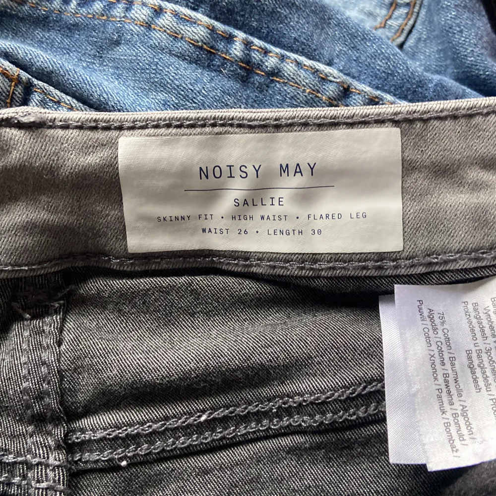 Ett par gråa mid waist jeans! Ursnygga men kommer inte till användning. Köptes för ungefär 400kr så säljer för 150kr💓. Jeans & Byxor.