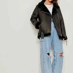 Skinnjacka med päls - Säljer denna ursnygga jacka som tyvärr blivit för liten. Inköpt förra vintern. Inga defekter alls.🤍