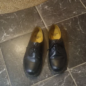Dr martens 1461 smooth leather shoes - Användes under förra vintern och är i ganska bra skick. Kostade 1500 nya. Priset går att förhandla