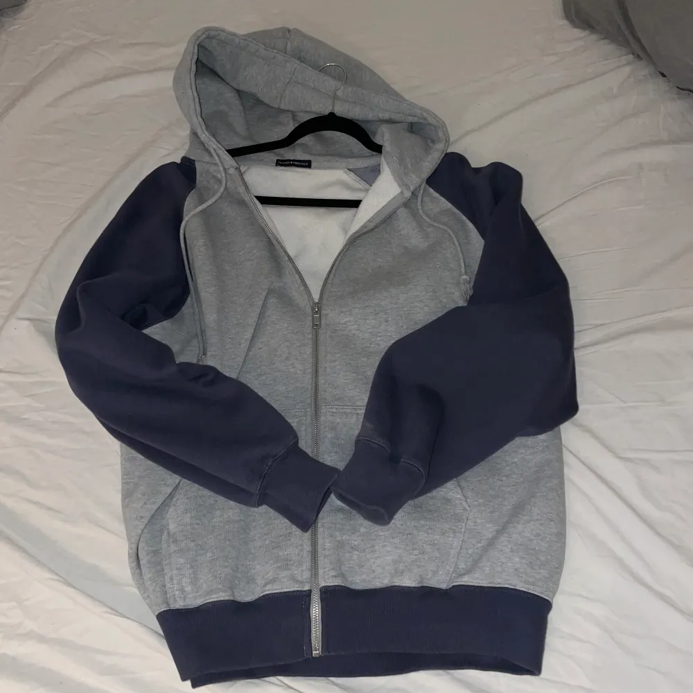 Snygg Brandy hoodie i one size, skulle säga att den är i small/ medium typ snyggt oversize 💕 används inte längre då det inte är min stil. Hoodien finns inte heller längre att köpa i butik eller online!!. Hoodies.
