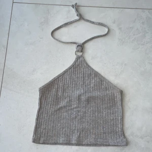 Toppar  - Toppar i jätte bra skick, färgerna ljus grå och vit