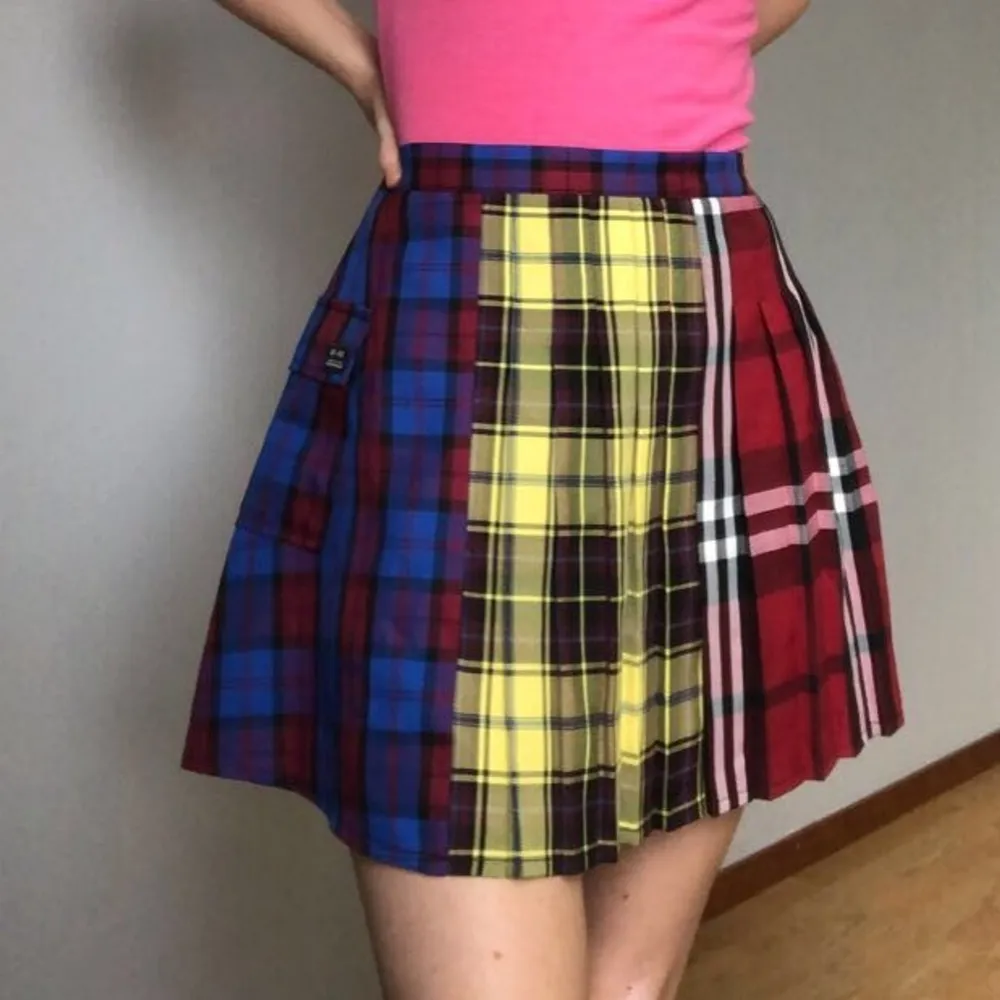 En supersnygg rutig kjol från Urban Outfitters! Använd endast någon enstaka gång pga fel storlek. . Kjolar.