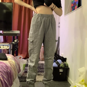 Högmidjade gråa cargobyxor - Högmidjade gråa cargo byxor köpt på H&M för 199kr || Använd ca 3 ggr || Köparen står för frakt ||