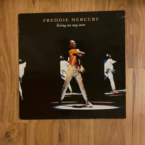 Freddie Mercury LP - En LP från Freddie Mercury's singel era🤪 aldrig använt själv ⚠️kan inte garantera att den funkar⚠️