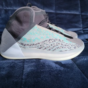Adidas yeezy quantum - Ny pris 4376kr Använda 1 gång