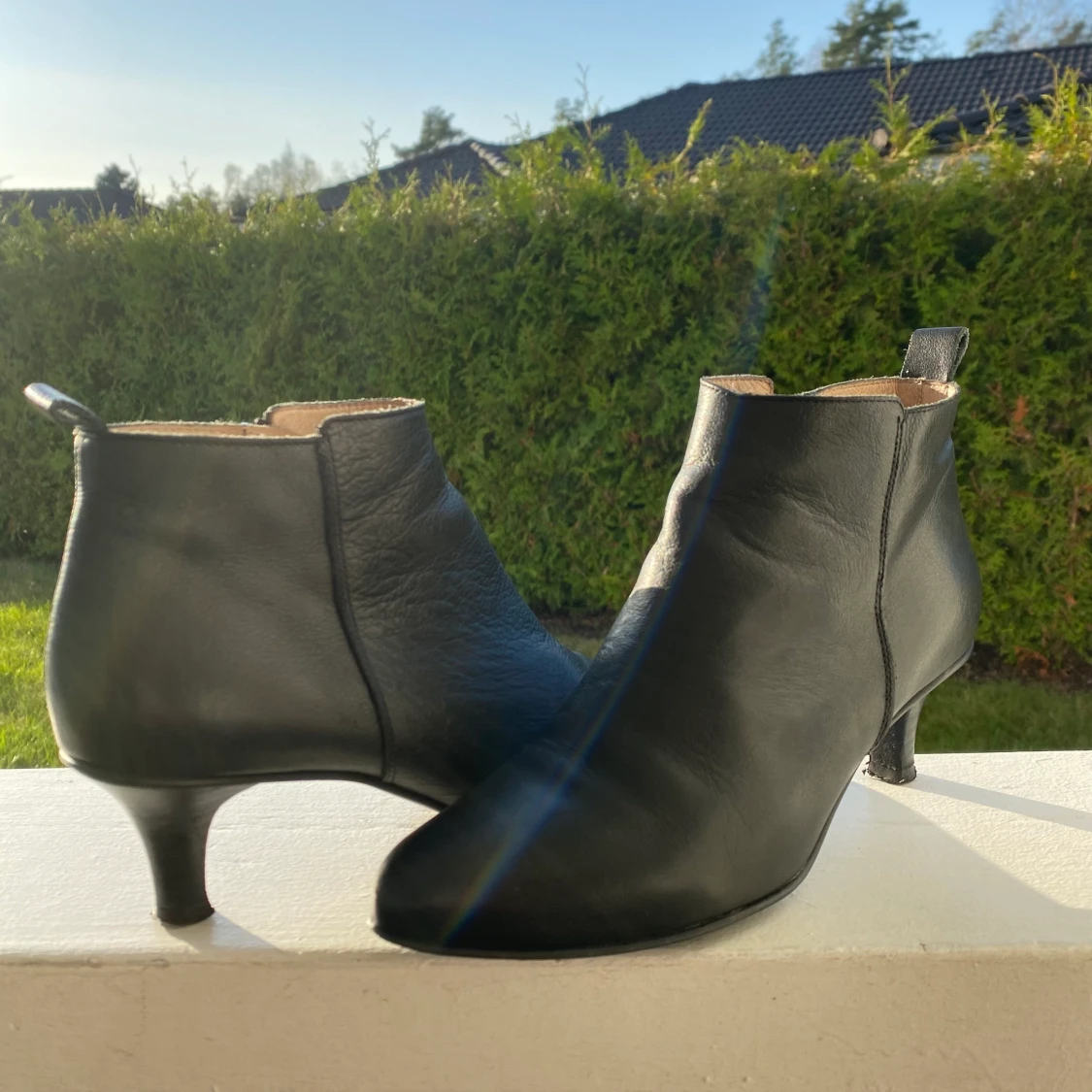 Svarta skinnstövletter  