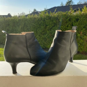 Svarta skinnstövletter   - Svarta skinnklackskor med dragkedja på sidan. Storlek 37, true to size. Inköpta i förra hösten på Scorett i Göteborg, använda fåtal gånger. Köpa för 1299kr. 