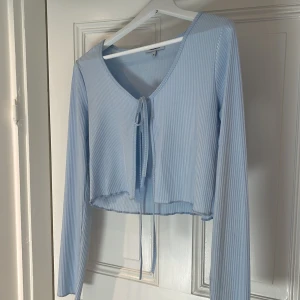 Chiquelle Topp - Ljusblå topp från Chiquelle, storlek M. 70kr+frakt