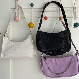 3st Axelväskor/väskor - ⚡️3st Axelväskor⚡️ Från: H&M och SHEIN⚡️ Värde: ca 270kr⚡️ Nytt pris: 100kr+ frakt (alla 3 väskor)⚡️ Inga skador⚡️Kommer ifrån rök och djurfritt hem⚡️ 