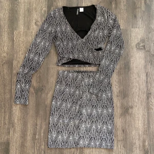 Set - Säljer detta superfina set i strl S. Det är använt en gång och är därmed i nyskick. Sitter superfint på kroppen och släpper inte mycket glitter. Perfekt till nyår och fest. 