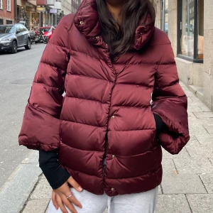 INTRESSEKOLL på min Herno jacka - Nypris: runt 4000 kr Mycket fint skick!  Säljer endast för bra bud❤️❤️