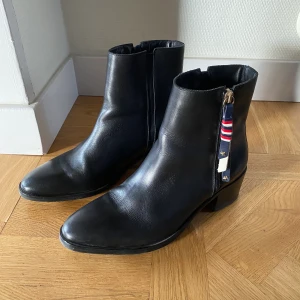 Tommy Hilfiger Boots - Sparsamt använda Tommy Hilfiger skor