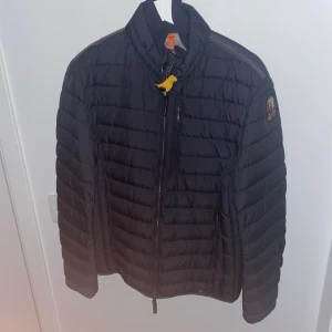 Parajumpers jacka - Inprencip ny Parajumpers dunjacka i storlek medium. Köpt för 4000kr på nk. Mest hängt i garderoben