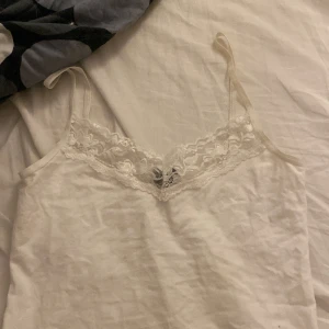 Vitt linne - Säljer mitt vita spetslinne från H&M då den är för liten så den blir genomskinlig..🫶🏼superfin, storlek S från H&M, säljer för 50+frakt💓(kika gärna in resten av vad jag säljer🙏) (fraktar)