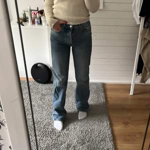 Midrise jeans från bikbok, nåra slitningar längst nere på dom men eftersom dom ä långa är det inget man tänker på💕stl 27 men jag brukar ha vanligtvis 24, nypris 600