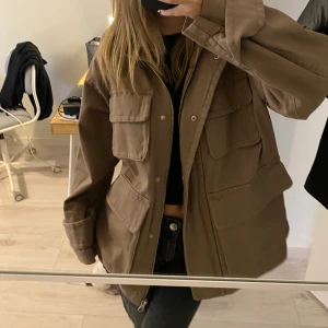 Jacka - Säljer denna skitsnygga jackan från monki, den e ny och använd fåtal gånger så mycket bra skick. Hör av er vid frågor eller fler bilder ❤️‍🔥 frakten tillkommer🥰