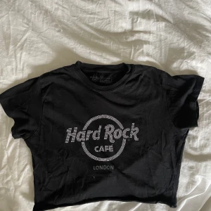Hard Rock Cafe topp - Croppad topp från HRC London. Köpt second hand men jag har aldrig själv använt den. Inga ”pärlor” saknas.