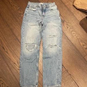Jeans GinaTricot - Jeans med slitningar från GinaTricot, storlek 38. 150kr+frakt