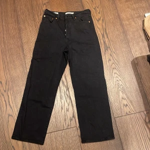 Levis jeans - Svarta Levis jeans i modellen ribcage straight, storlek 28. 450kr+frakt
