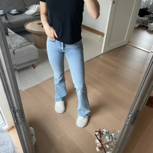 Jeans - Snygga lågmidjade bootcut jeans från gina