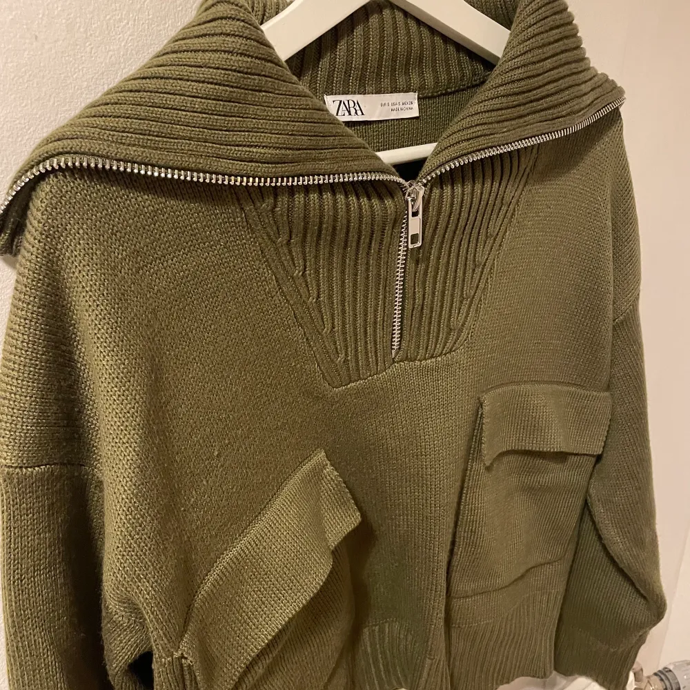 Säljer denna gosiga tröja från Zara, så bekväm! Skulle säga att den passar till stl XS-M beroende på vilken fit du vill ha.. Tröjor & Koftor.