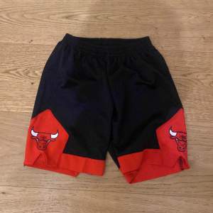 Chicago bulls shorts använda en gång. Jätte sköna. 9-11 