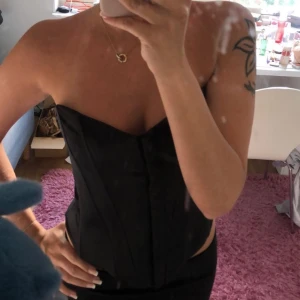 Korsett - Jätte fin svart korsett från Zara. Den har bara kommit till användning en gång och sedan bara legat i garderoben vilket är synd då den är väldigt fin. Köptes i somras:)