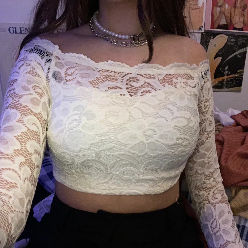 En festlig tröja från bikbok i storlek XS, passar på S men sitter lite tajt. Aldrig använt den alltså nyskick. Den är offshoulder och lite kort. 💕. Toppar.