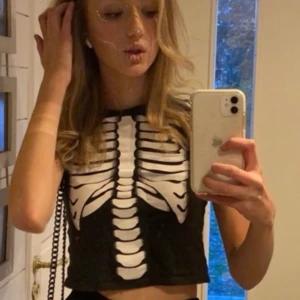 Skelett t shirt  - Perfekt för halloween, endast använd 1 gång🖤 barnstorlek från h&m, sitter som en XS. Kan frakta snabbt och billigt.