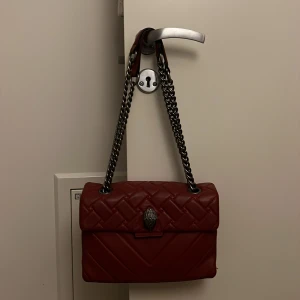 Kurt Geiger väska! - Säljer min fina kurt väska som jag köpte här på plick! Fint skick även fast den är väl använd. (Finns defekter från tidigare ägare) vid kurt märket. Ord p. 2500kr.