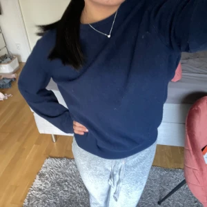 Marinblå cashmere tröja!! - En marinblå cashmere tröja. Så fin till hösten!!! Tröjan är i jättebra skick, inga nopprar eller defekter 🥰 kolla mina andra annonser!