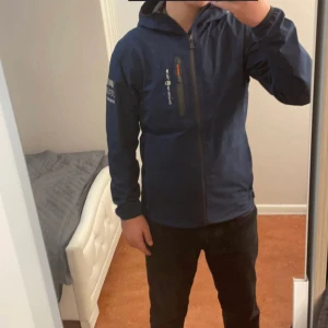 Sailracing Jacka - Hej nu säljer jag min Sailracing Goretex Jacka som jag använt i ungefär 7 månader. Jackan är köpt på Sailracings hemsida för 3499kr och nu säljer jag den för 1100