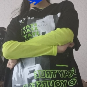 Oversized T Shirt - Text "Stay true to yourself". Om du är också intresserad av mössan och långärmade nron tröjan kan du skriva till mig! Använt bara två gånger! Fräch och nytt. (Frakt inkluderad)