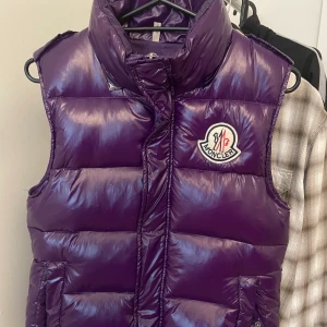 Moncler vest - Tja, sälje en Mocler vest för bra pris eftersom skicken på den är 7/10. Sitter på på en storlek 1= S kan kanske pssa Xs också!. ( äkta) 